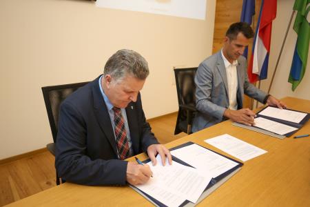 PODPIS POGODBE ZA PRIZIDEK IN FASADNI OVOJ ZD CERKNICA 11A FOTO LJUBO VUKELIČ